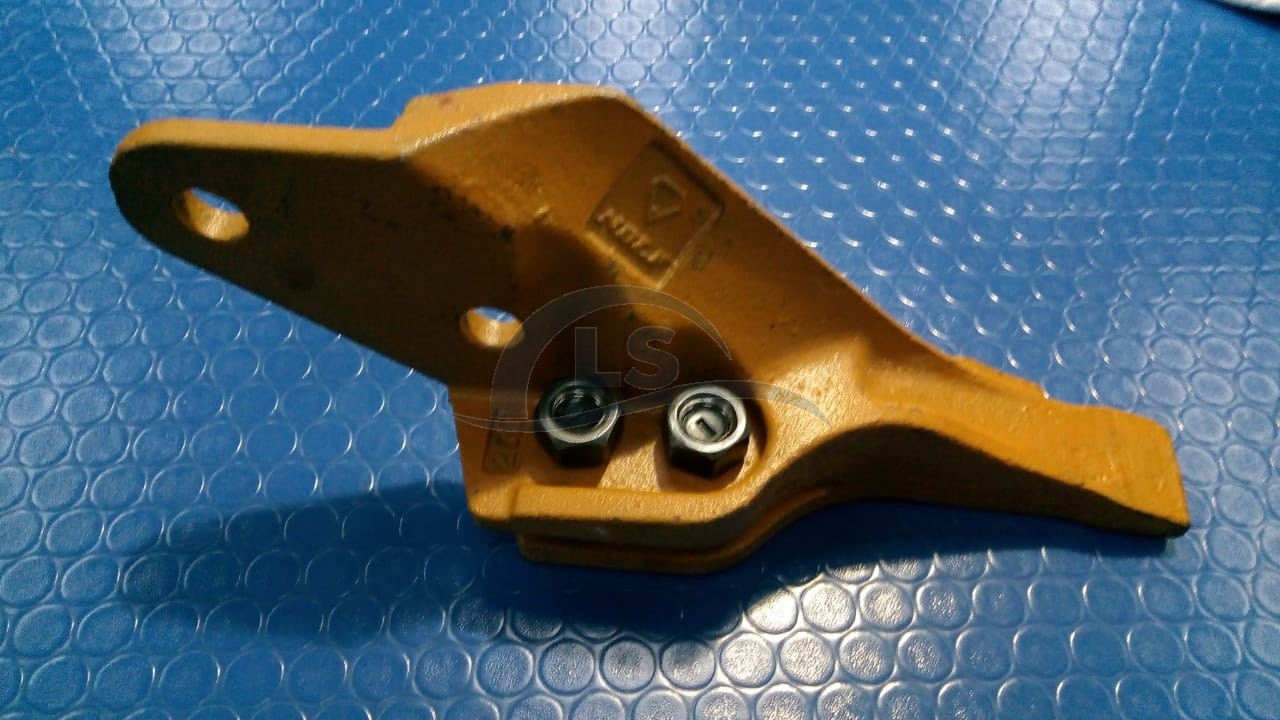 Dente Retroescavadeira – Lado Direito - JCB 214 3C (4 Furos) 